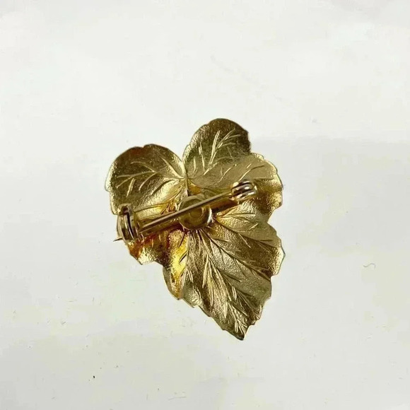 VTG Sarah Coventry Gold Tone Pearl Center Leaf Brooch Leaves Pin Signed Jewelry - Picture 5 of 8